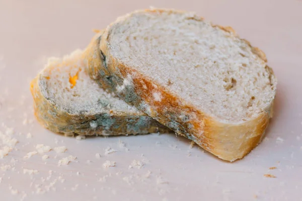 Sneetjes Beschimmeld Brood Lichte Achtergrond Concept Van Ongeschikt Voedsel — Stockfoto