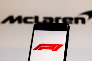 Brezilya - 11 Mart 2019: Resmi F1 FIA Formula 1 logo üstünde hareket eden aygıt perde. Takım Mclaren F1 Team logo arka plan üzerinde.
