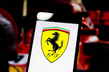 Brezilya - 11 Mart 2019: Logo, Formula 1 Scuderia Ferrari misyon eleyen takım ekranda mobil cihazın 