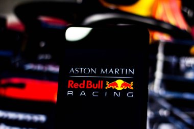 Brezilya - 11 Mart 2019: Takım logo Aston Martin Red Bull Racing Formula 1 perde-in hareket eden aygıt