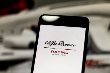 Brezilya - 11 Mart 2019: Takım Alfa Romeo yarışı Formula 1 logo üstünde hareket eden aygıt perde 