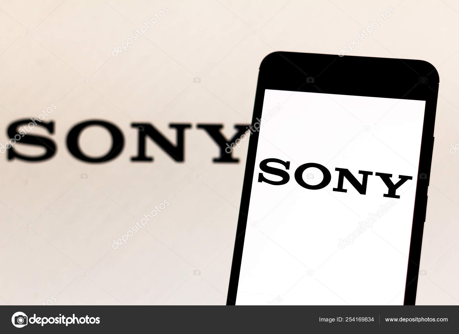 29 марта 2019 года, Бразилия. Логотип Sony на мобильном устройстве. Sony -  японская транснациональная компания, производящая электронную продукцию.  Штаб-квартира находится в Токио, Япония — Стоковое редакционное фото ©  rafapress #254169834
