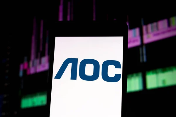 29 martie 2019, Brazilia. Logo-ul AOC pe dispozitivul mobil. AOC este marca TPV Technology Limited, un producător de ecrane LCD și LED pentru calculatoare și televizoare. — Fotografie, imagine de stoc