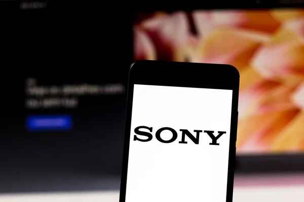 29 mars 2019, Brasilien. Sony-logotypen på den mobila enheten. Sony är ett japanskt multinationellt företag som tillverkar elektroniska produkter. Har sitt säte i Tokyo, Japan — Stockfoto