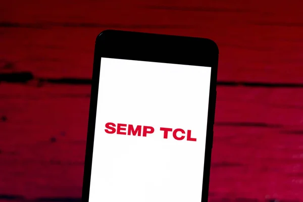 March 29, 2019, Brazil. Semp TCL logo on the mobile device. Semp TCL is a Brazilian electronics company. It is one of the largest electronics manufacturers in Brazil — Stock Photo, Image