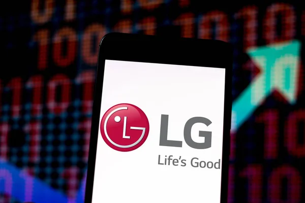 Március 29-én, 2019, Brazília. LG Electronics logó a mobil eszközön. LG, egy hatalmas déli koreai többnemzetiségű és a legnagyobb fogyasztó elektronika társaság — Stock Fotó