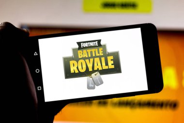 1 Nisan 2019, Brezilya. Logo Fortnite Battle Royale üstünde hareket eden aygıt perde. Fortnite Epic Games tarafından geliştirilen bir online multiplayer online oyunudur