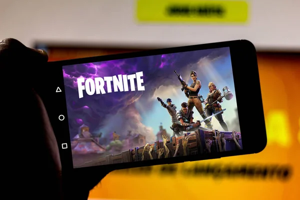 1er avril 2019, Brésil. Jouer Fortnite sur l'écran de l'appareil mobile. Fortnite est un jeu en ligne multijoueur développé par Epic Games — Photo