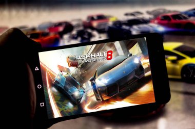 1 Nisan 2019, Brezilya. Oyun asfalt 8: Üstünde hareket eden aygıt perde hava. Asfalt geliştirilen ve Gameloft tarafından yayımlanan bir elektronik yarış oyunudur