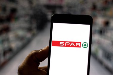 1 Nisan 2019, Brezilya. Spar logo üstünde hareket eden aygıt. Spar perakende gıda mağazaları yönetir Hollandalı çokuluslu bir grubudur. 48 ülkede mevcuttur