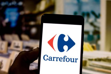 1 Nisan 2019, Brezilya. Carrefour logo üstünde hareket eden aygıt. Carrefour hipermarketler, süpermarketler dünyanın her yerinden ile uluslararası bir ağdır