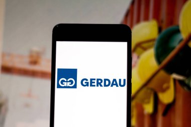 1 Nisan 2019, Brezilya. Gerdau logo üstünde hareket eden aygıt. Gerdau Brezilya çelik şirketidir. -Amerika, Avrupa ve Asya, 11 ülkede endüstriyel işlemler var
