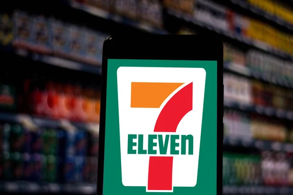 1. dubna 2019, Brazílie. Logo 7-eleven na mobilním zařízení. 7-eleven je mezinárodní značka franchisingových prodejen. Prodejny se nacházejí v 18 zemích — Stock fotografie