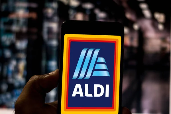 1 de abril de 2019, Brasil. Logotipo ALDI en el dispositivo móvil. ALDI es una multinacional alemana, una de las cadenas de supermercados más grandes del mundo — Foto de Stock
