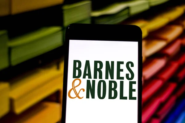 2019年4月1日, 巴西。移动设备上的巴恩斯 & Noble 徽标。巴恩斯和诺布尔是美国最大的零售商 — 图库照片
