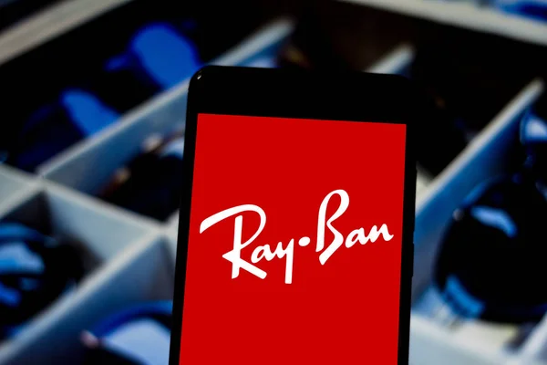 1 april 2019, Brazilië. Ray-Ban-logo op het mobiele apparaat. Ray-Ban is een merk van zonnebrillen en brillen van graad, gevestigd in Milaan, Italië — Stockfoto