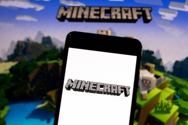 2 Nisan 2019, Brezilya. Minecraft logo üstünde Android hareket eden aygıt. Minecraft dünya yapıldığı blok oluşturmak olanak sağlayan bir açık-dünya, bağımsız, sandbox tarzı elektronik oyunudur