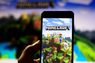 2 Nisan 2019, Brezilya. Minecraft logo üstünde Android hareket eden aygıt. Minecraft dünya yapıldığı blok oluşturmak olanak sağlayan bir açık-dünya, bağımsız, sandbox tarzı elektronik oyunudur
