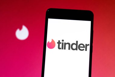 2 Nisan 2019, Brezilya. KAV logo üstünde Android hareket eden aygıt. KAV dating online romantik bir multiplatform insanlar yerelleştirme uygulamasıdır. Tüm dünyada çok ünlüdür