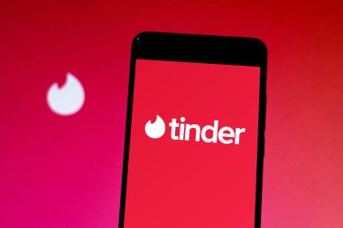 2 Nisan 2019, Brezilya. KAV logo üstünde Android hareket eden aygıt. KAV dating online romantik bir multiplatform insanlar yerelleştirme uygulamasıdır. Tüm dünyada çok ünlüdür