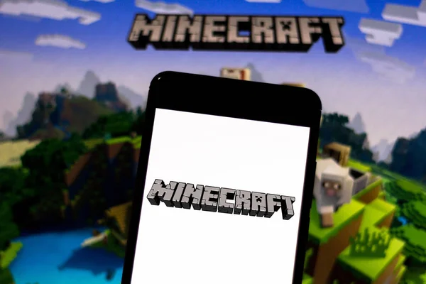 2. April 2019, Brasilien. Minecraft-Logo auf Android-Mobilgerät. Minecraft ist ein offenes, unabhängiges, elektronisches Spiel im Sandkastenstil, mit dem Sie Blöcke bauen können, aus denen die Welt gemacht ist — Stockfoto