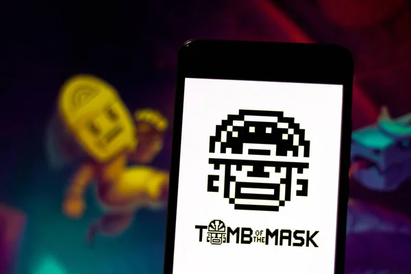 2. April 2019, Brasilien. Grab der Maske Logo auf Android-Mobilgerät. das Grab der Maske ist ein Arcade-Spiel, das sich in einem unendlichen vertikalen Labyrinth entfaltet, das prozedural erzeugt wird — Stockfoto