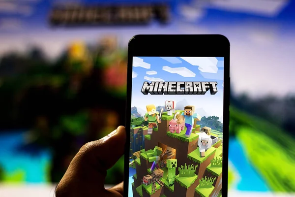 2019年4月2日, 巴西。安卓移动设备上的 minecraft 徽标。Minecraft 是一个开放的世界, 独立的, 沙盒式的电子游戏, 允许你建立块, 从世界制造 — 图库照片