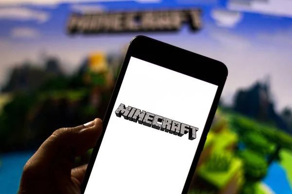 2019年4月2日, 巴西。安卓移动设备上的 minecraft 徽标。Minecraft 是一个开放的世界, 独立的, 沙盒式的电子游戏, 允许你建立块, 从世界制造 — 图库照片