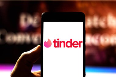 2 Nisan 2019, Brezilya. KAV logo üstünde Android hareket eden aygıt. KAV dating online romantik bir multiplatform insanlar yerelleştirme uygulamasıdır. Tüm dünyada çok ünlüdür