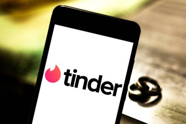 2 Nisan 2019, Brezilya. KAV logo üstünde Android hareket eden aygıt. KAV dating online romantik bir multiplatform insanlar yerelleştirme uygulamasıdır. İki alyans yandaki