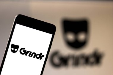 2 Nisan 2019, Brezilya. Grindr logo üstünde Android hareket eden aygıt. Grindr karşılamak için bir çapraz platform gayler, BI, trans ve eşcinseller için bir uygulamadır