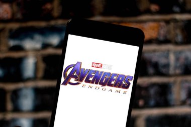 3 Nisan 2019, Brezilya. İntikamcılar oyun sonu logo üstünde hareket eden aygıt perde. Avengers: Oyun sonu Marvel Studios tarafından yapılan ve Walt Disney Studios Motion Pictures tarafından dağıtılan bir süper kahraman filmi olduğunu.