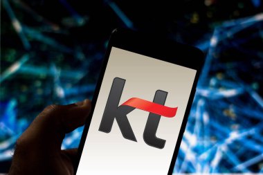 4 Nisan 2019, Brezilya. KT Corporation logo üstünde hareket eden aygıt. KT telefon ve 5 g gibi kablosuz telekomünikasyon hizmetleri sağlayan bir Güney Koreli şirket olduğunu.