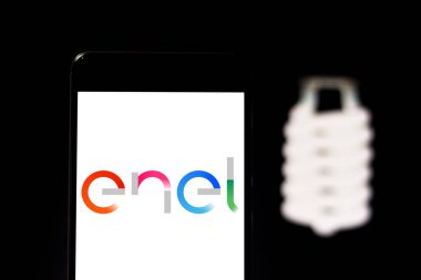 4 Nisan 2019, Brezilya. Mobil cihazda Enel logosu. Enel, Barueri merkezli Sao Paulo eyaletinde faaliyet veren bir elektrik güç dağıtım şirketidir.. 