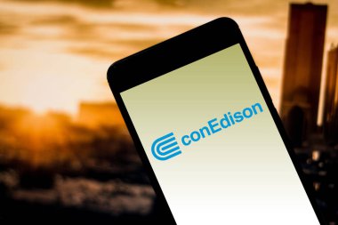 4 Nisan 2019, Brezilya. Mobil cihaz üzerinde konsolide Edison logosu (Con Edison). Con Edison Amerika Birleşik Devletleri'nde en büyük enerji şirketlerinden biridir.
