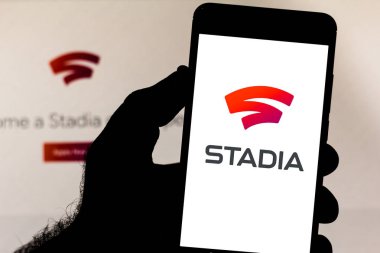 5 Nisan 2019, Brezilya. Mobil cihazda Google Stadia logosu. Stadia, Google tarafından geliştirilen bir streaming video oyun hizmetidir. Proje akışı olarak da bilinir.