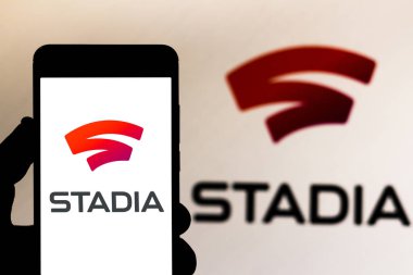5 Nisan 2019, Brezilya. Mobil cihazda Google Stadia logosu. Stadia, Google tarafından geliştirilen bir streaming video oyun hizmetidir. Proje akışı olarak da bilinir.