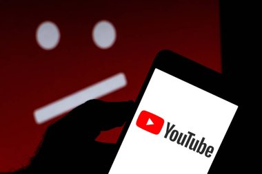 5 Nisan 2019, Brezilya. Mobil cihazınızda YouTube logosu. Arka planda sad YouTube. Uygulama bir video paylaşım platformudur.