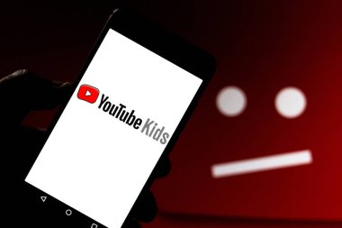 5 Nisan 2019, Brezilya. Mobil cihazınızda YouTube Kids logosu. Arka planda sad YouTube. YouTube Kids uygulamanın çocuk dostu bir sürümüdür.