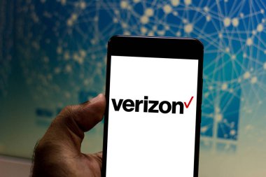 10 Nisan 2019, Brezilya. Mobil cihazda Verizon Kablosuz logosu. Verizon Amerika Birleşik Devletleri 'nde en büyük cep telefonu operatörü.
