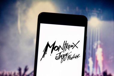 10 Nisan 2019, Brezilya. Mobil cihazda Montreux Caz Festivali 'nin logosu. Montreux Caz Festivali, Montreux, Isviçre 'de yer alan bir müzik festivalidir..