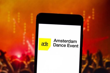 10 Nisan 2019, Brezilya. Mobil cihazda Amsterdam dans etkinliği (ade) logosu. Amsterdam dans etkinlik Hollanda 'da yer alan bir elektronik müzik festivali.