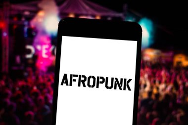 10 Nisan 2019, Brezilya. Mobil cihazda Afropunk logosu. Afropunk Brooklyn, ABD ve Paris, Johannesburg, Londra ve Atlanta 'da yer alan bir müzik festivalidir..