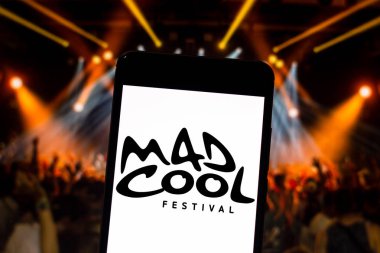 10 Nisan 2019, Brezilya. Mobil cihazda Mad Cool Festival logosu. Mad Cool Festivali, Madrid, Ispanya 'da yer alan bir müzik festivali.