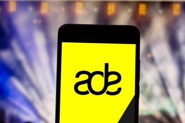 10 Nisan 2019, Brezilya. Mobil cihazda Amsterdam dans etkinliği (ade) logosu. Amsterdam dans etkinlik Hollanda 'da yer alan bir elektronik müzik festivali.