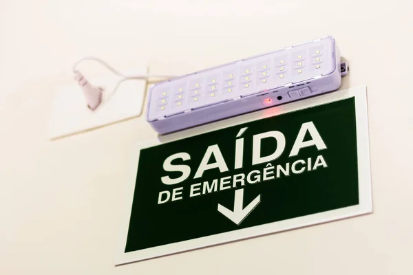 Green Emergency Exit Sign Written Portuguese Emergency Light — Stock Photo, Image