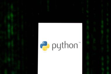 11 Nisan 2019, Brezilya. Mobil cihazınızda Python logosu. Python üst düzey bir Web programlama dili, dinamik ve güçlü yazarak.