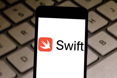 11 Nisan 2019, Brezilya. Mobil cihazda Swift logosu. Swift, iOS, MacOS, watchOS, tvOS ve Linux 'ta geliştirme için Apple tarafından geliştirilen bir Web programlama dilidir..