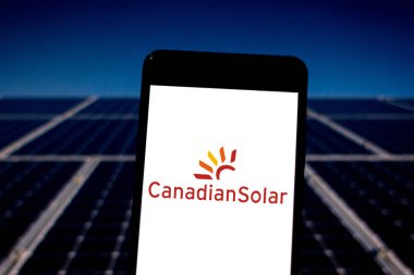 15 Nisan 2019, Brezilya. Mobil cihazda Kanada güneş logosu. Kanada, fotovoltaik güneş modülleri üreten ve kullanıma hazır güneş enerjisi çözümleri sağlayan bir şirkettir..