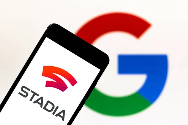 20 апреля 2019 года, Бразилия. Логотип Google Stadia на мобильном устройстве. Stadia - это сервис потоковых видеоигр, разработанный Google — стоковое фото